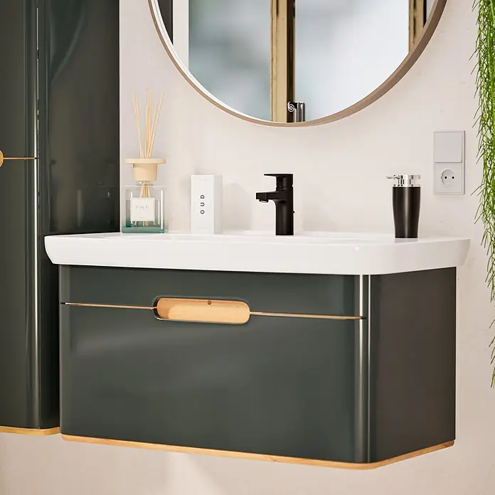 VitrA Flow Square Waschtischarmatur - Schwarz, Matt, Höhe: 15,6 cm, Mit Zugstange - Dunkelgrauer Badunterschrank mit weißem Waschbecken, Holzdetails, schwarzer Armatur und rundem Spiegel.