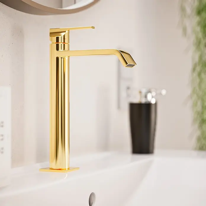 VitrA Suit Waschtischarmatur - Gold, Glänzend, Höhe: 26,4 cm - Hoher, moderner goldener Wasserhahn auf einem weißen Waschbecken.