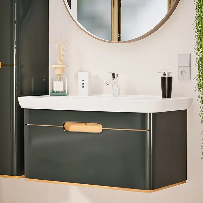 VitrA Flow Round Waschtischarmatur Eco - Höhe: 15 cm, Ausladung Armatur: 114 mm, Chrom - Moderne dunkelgraue Badmöbel mit weißem Waschbecken, Holzdetails und rundem Spiegel.