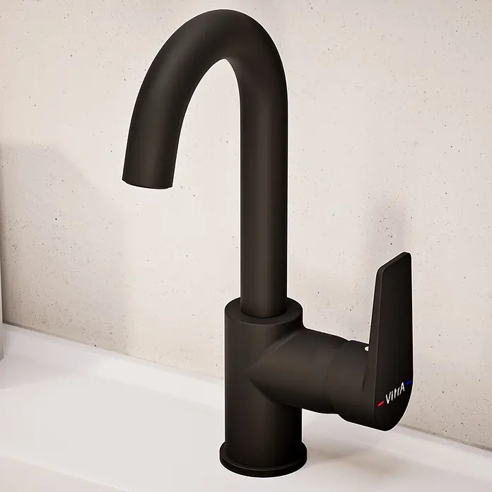 VitrA Flow Square Waschtischarmatur - Schwarz, Matt, Höhe: 28 cm - Mattschwarze Küchen- oder Badarmatur mit gebogenem Auslauf und Hebelgriff. Vitra-Logo sichtbar.
