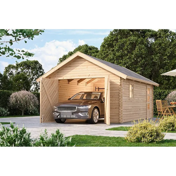 Karibu Garage - Holz, 19,4 m², Wandstärke: 38 mm, Satteldach - Holzgarage mit dunkelgrauem Dach und geöffneten Türen, mit dunkelbraunem Auto in einer Gartenumgebung.