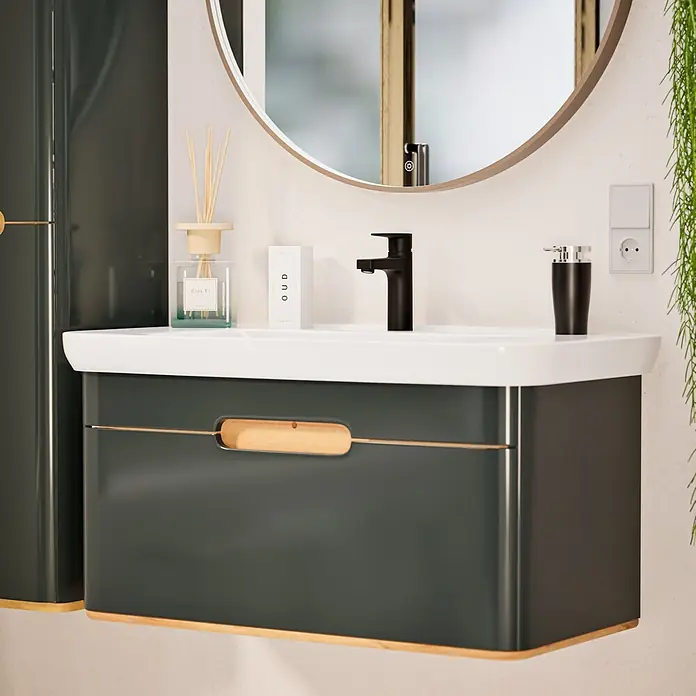 VitrA Flow Square Waschtischarmatur - Schwarz, Matt, Höhe: 17,6 cm, Ohne Zugstange - Moderner dunkelgrauer Badezimmerschrank mit weißem Waschbecken, schwarzem Wasserhahn, Holzgriff und rundem Spiegel.