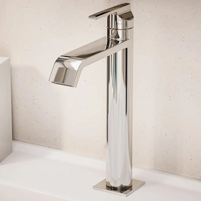 VitrA Suit Waschtischarmatur - Chrom, Glänzend, Höhe: 26,4 cm - Hoher, moderner Chrom-Badarmatur auf weißer Arbeitsplatte.