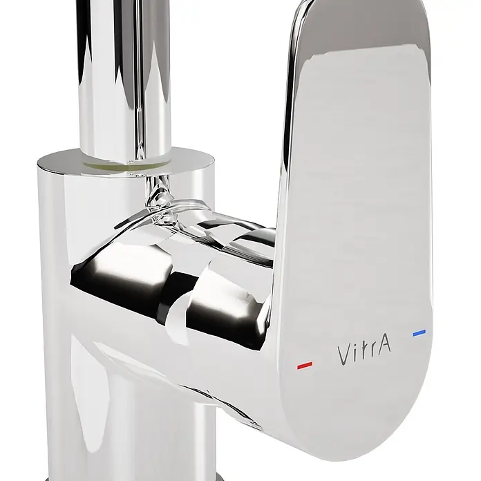 VitrA Flow Soft Spültischarmatur - Chrom, Glänzend - Glänzender Chrom-Wasserhahn mit Einhebelmischer, VitrA-Marke und rot/blauen Indikatoren.
