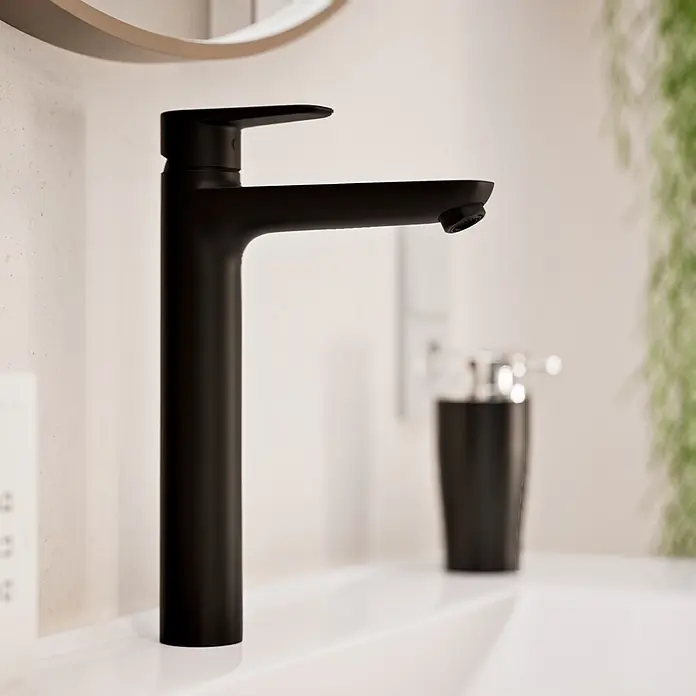 VitrA Flow Soft Waschtischarmatur - Höhe: 29,3 cm, Ohne Zugstange, Schwarz - Moderner schwarzer matter Badarmatur in einem weißen Waschbecken.