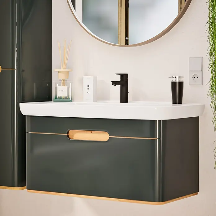 VitrA Flow Soft Waschtischarmatur - Schwarz, Höhe: 17 cm, Mit Zugstange - Dunkelgraugrüner wandmontierter Waschtischunterschrank mit integriertem weißen Waschbecken und Holzgriff und -sockel.