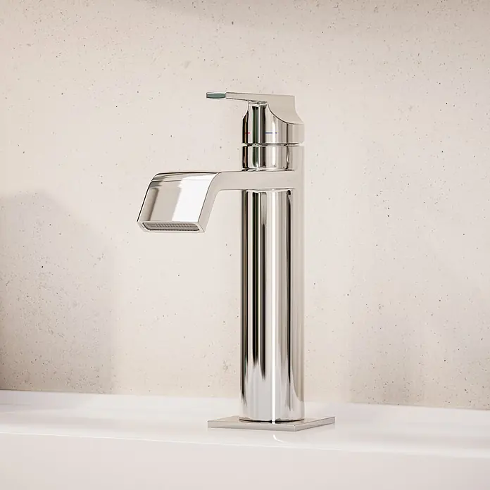 VitrA Suit Waschtischarmatur - Chrom, Glänzend, Höhe: 19 cm - Moderner, polierter Chrom-Einhebelmischer mit rechteckigem Auslauf und quadratischem Sockel, auf weißer Arbeitsplatte vor Betonwand.
