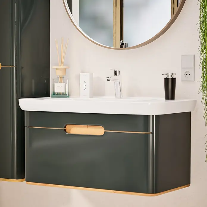 VitrA Flow Round Waschtischarmatur Eco - Höhe: 18 cm, Ausladung Armatur: 115 mm, Chrom, Mit Zugstange - Moderner dunkelgrüner Badunterschrank mit weißem Waschbecken, Holzgriff und Sockelblende.
