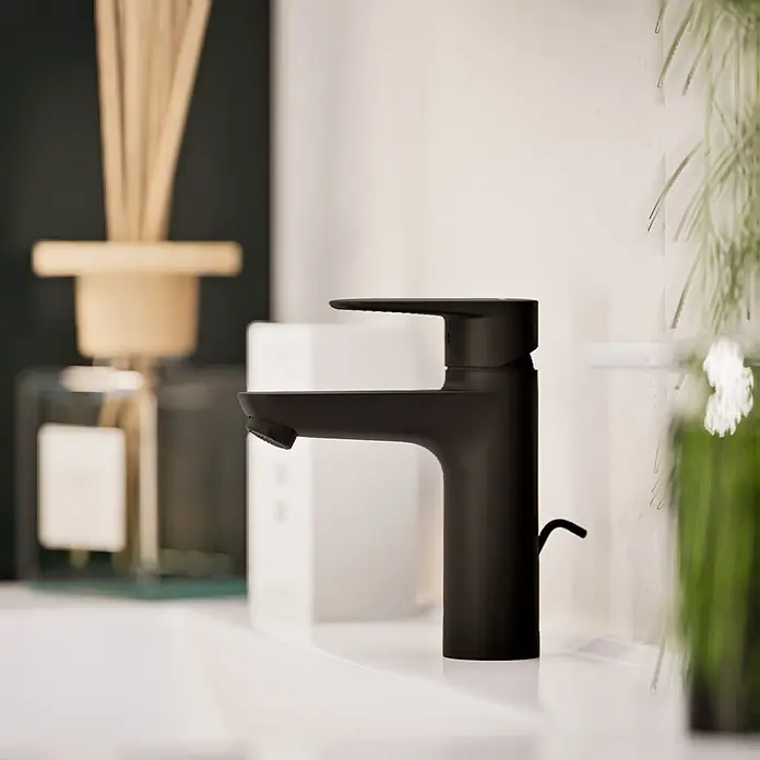 VitrA Flow Soft Waschtischarmatur - Schwarz, Höhe: 17 cm, Mit Zugstange - Eleganter mattschwarzer Wasserhahn auf einem weißen Badezimmerwaschbecken.