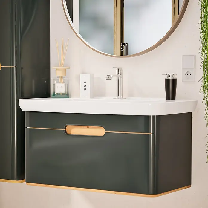 VitrA Suit Waschtischarmatur - Chrom, Glänzend, Höhe: 19 cm - Dunkelgrauer Badunterschrank mit Holzdetails und integriertem Waschbecken unter Rundspiegel.