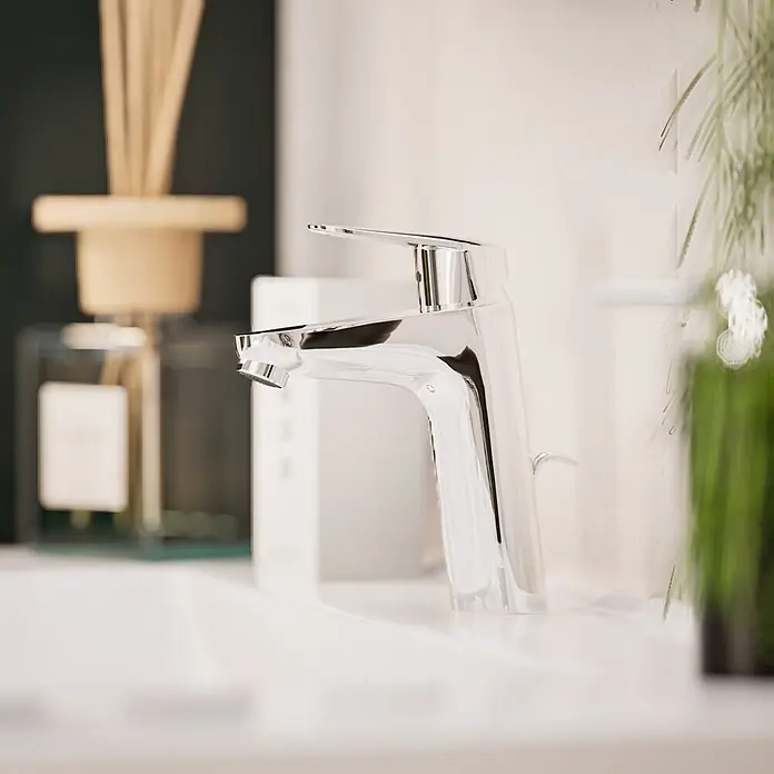 VitrA Flow Round Waschtischarmatur Eco - Höhe: 18 cm, Ausladung Armatur: 115 mm, Chrom, Mit Zugstange - Moderner Chrom-Wasserhahn auf einem weißen Waschbecken.