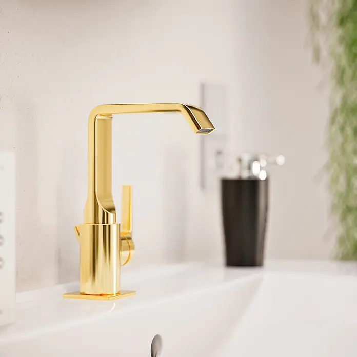 VitrA Suit Waschtischarmatur - Gold, Glänzend, Mit Zugstange, Höhe: 20,6 cm - Moderner goldener Wasserhahn auf einem weißen Waschbecken installiert.