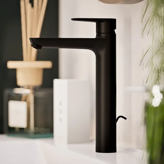VitrA Flow Soft Waschtischarmatur - Höhe: 29,3 cm, Mit Zugstange, Schwarz - Mattschwarze, hohe Armatur auf weißem Waschbecken, in modernem Badezimmerambiente.