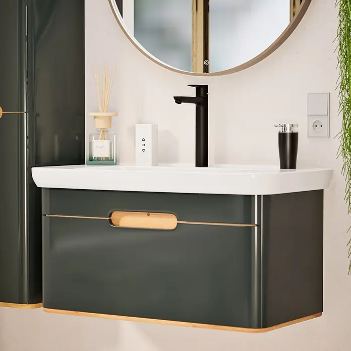 VitrA Flow Soft Waschtischarmatur - Höhe: 29,3 cm, Ohne Zugstange, Schwarz - Dunkelgrau-grüner Badezimmer-Waschtischunterschrank mit integriertem Waschbecken und Holzdetails, in modernem Badambiente.
