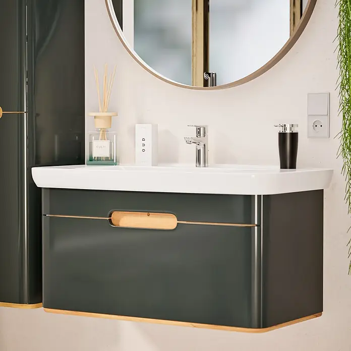 VitrA Flow Soft Waschtischarmatur - Chrom, Höhe: 15 cm, Mit Zugstange - Moderne dunkelgraue Badezimmer-Waschtisch mit weißem Waschbecken und Holzdetails, unter einem runden Spiegel mit Armatur und Seifenspender.