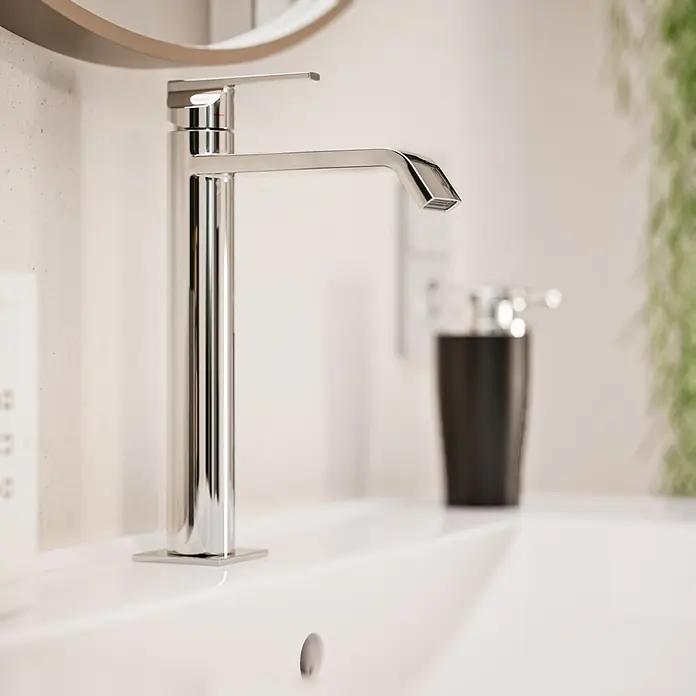 VitrA Suit Waschtischarmatur - Chrom, Glänzend, Höhe: 26,4 cm - Schlanker Chromwasserhahn in einem weißen Waschbecken installiert.