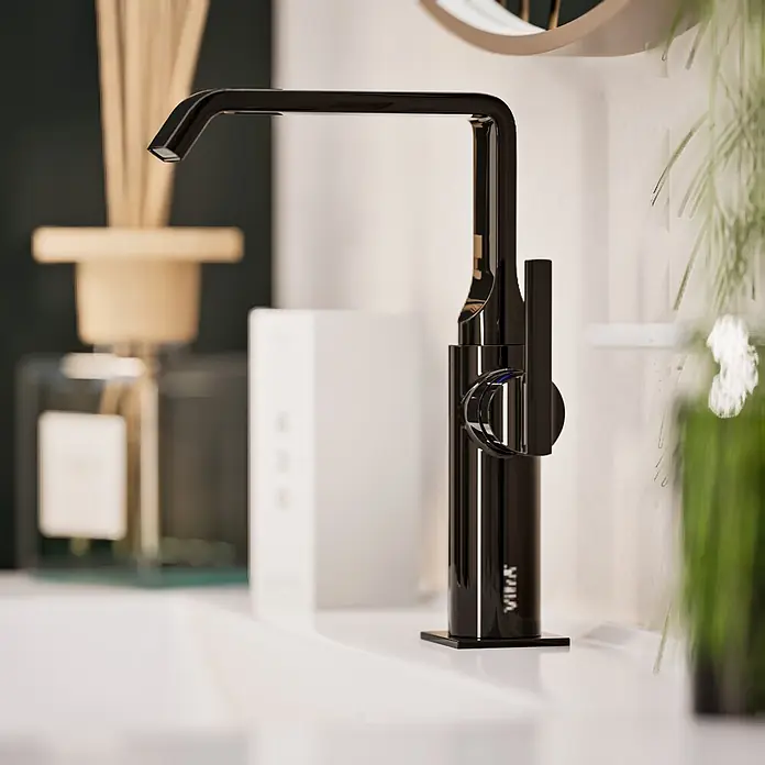 VitrA Suit Waschtischarmatur - Schwarz, Glänzend, Ohne Zugstange, Höhe: 25,7 cm - Moderner schwarzer glänzender Wasserhahn mit elegantem eckigem Auslauf, montiert auf einem weißen Waschbecken in einem modernen Bad.