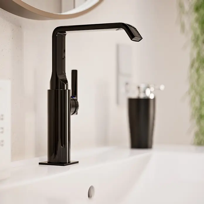 VitrA Suit Waschtischarmatur - Schwarz, Glänzend, Ohne Zugstange, Höhe: 25,7 cm - Moderner schwarzer Wasserhahn mit schlankem Design, in einem weißen Waschbecken installiert.
