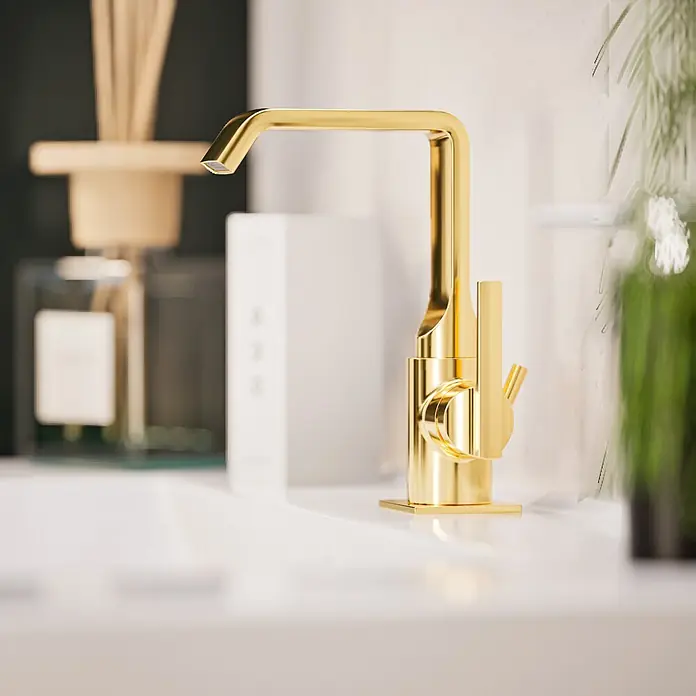 VitrA Suit Waschtischarmatur - Gold, Glänzend, Mit Zugstange, Höhe: 20,6 cm - Moderner goldener Einhebelmischer auf weißer Bad-Arbeitsplatte.