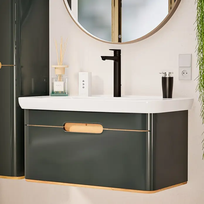 VitrA Flow Soft Waschtischarmatur - Höhe: 29,3 cm, Mit Zugstange, Schwarz - Dunkelgrauer Badezimmerschrank mit integriertem weißen Waschbecken, Holzgriff und -sockel, dazu schwarzer Wasserhahn und runder Spiegel.