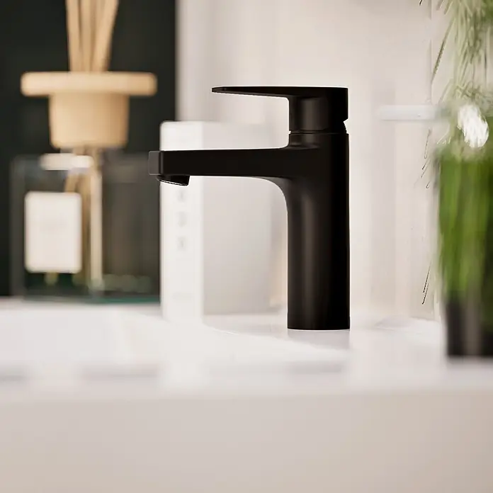 VitrA Flow Square Waschtischarmatur - Schwarz, Matt, Höhe: 17,6 cm, Ohne Zugstange - Moderner, mattschwarzer Einhebelmischer auf einem weißen Waschbecken.