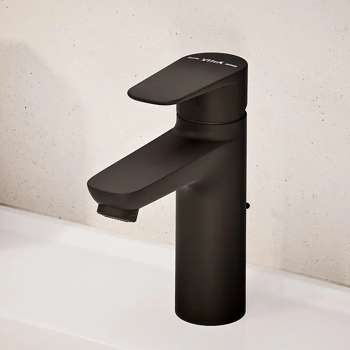 VitrA Flow Soft Waschtischarmatur - Schwarz, Höhe: 17 cm, Mit Zugstange - Mattschwarze Einhebelmischbatterie mit rechteckigem Auslauf und Griff, versehen mit dem VITRA Logo und rot/blauen Heiß-/Kaltanzeigen.