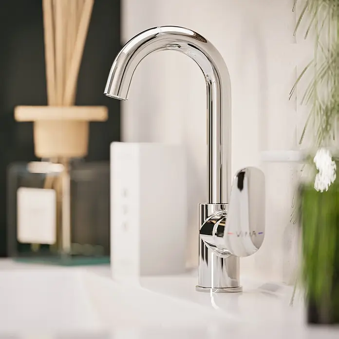 VitrA Flow Round Waschtischarmatur - Höhe: 28 cm, Ausladung Armatur: 114 mm, Chrom - Glänzender Chromwasserhahn mit gebogenem Auslauf und Hebelgriff auf einer weißen Spülbeckenplatte.