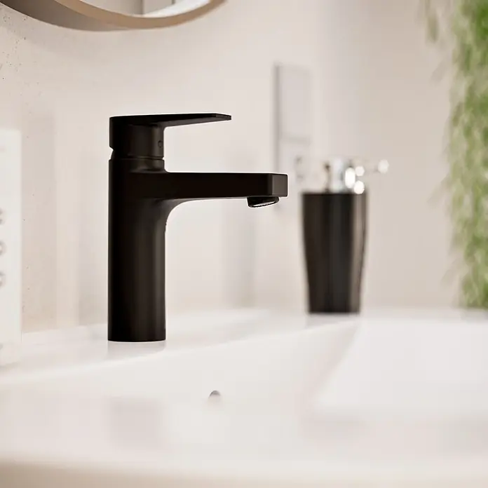 VitrA Flow Square Waschtischarmatur - Schwarz, Matt, Höhe: 17,6 cm, Ohne Zugstange - Mattschwarze Armatur auf einem weißen Waschbecken installiert.