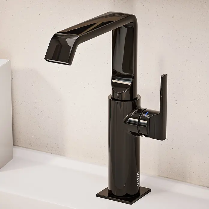 VitrA Suit Waschtischarmatur - Schwarz, Glänzend, Ohne Zugstange, Höhe: 25,7 cm - Schlanker schwarzer Hochglanz-Wasserhahn mit quadratischem Sockel und eckigem Auslauf auf weißer Arbeitsplatte vor heller Strukturwand.