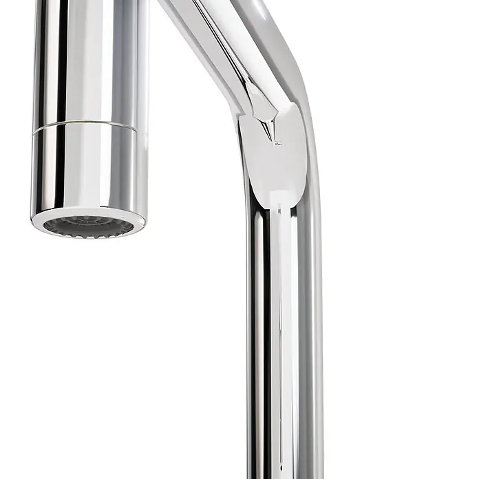 VitrA Flow Soft Spültischarmatur - Chrom, Glänzend - Nahaufnahme eines eleganten Chromwasserhahns mit sichtbarem Luftsprudler am Auslauf.