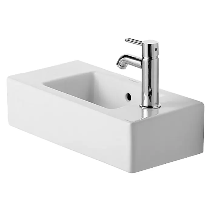 Duravit Vero Waschbecken - 50 x 25 cm, Ohne Spezialglasur, Hahnloch: Links, Mit Überlauf, Weiß - Nahaufnahme eines modernen, weißen Waschbeckens mit einem glänzenden Chrom-Wasserhahn. Das Design ist minimalistisch und elegant.