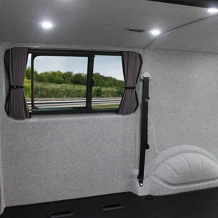Floordirekt Nadelfilz Meterware Superflex - Heimwerkervlies - Hellgrau - 200 x 100 cm - Breite: 200 cm, Filz, Hellgrau - Van-Interieur mit grauen Plissee-Fenstervorhängen, weichen grauen Teppichwänden und einem schwarzen Sicherheitsgurt.
