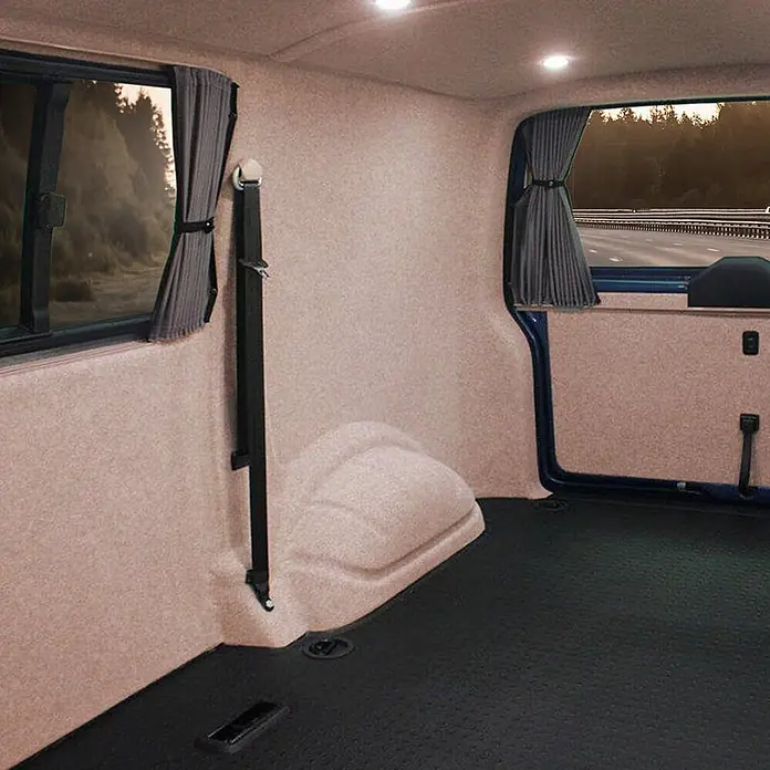 Floordirekt Nadelfilz Meterware Superflex - Heimwerkervlies - Beige - 200 x 100 cm - Breite: 200 cm, Filz, Beige - Van-Innenraum mit beigefarbenem Filzbezug, schwarzem Gummiboden, grauen Vorhängen und Sicherheitsgurt.