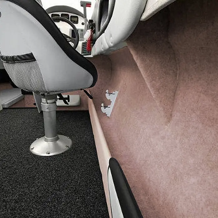 Floordirekt Nadelfilz Meterware Superflex - Heimwerkervlies - Beige - 200 x 100 cm - Breite: 200 cm, Filz, Beige - Weiße Bootsrutenhalter an der braunen, teppichbelegten Innenwand eines Bootes montiert.