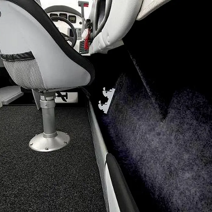 Floordirekt Nadelfilz Meterware Superflex - Heimwerkervlies - Schwarz - 200 x 100 cm - Breite: 200 cm, Filz, Schwarz - Dunkelgrauer, gesprenkelter Marineboden im Boots-Cockpit, mit einem grau-schwarzen Steuersitz.