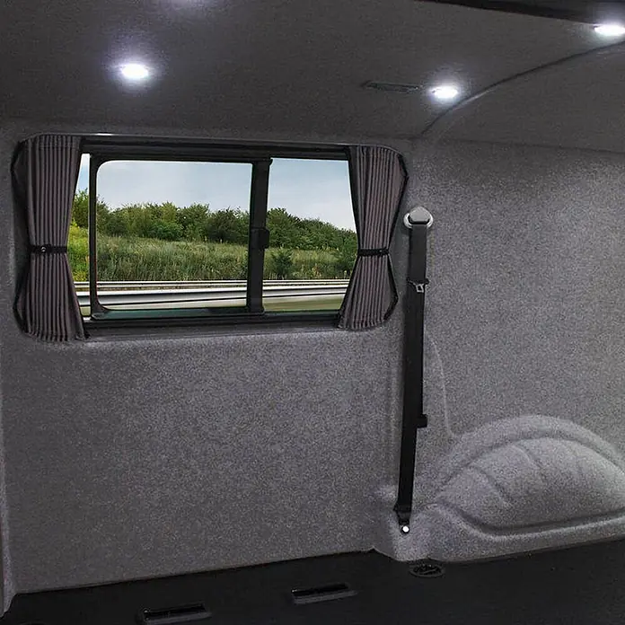 Floordirekt Nadelfilz Meterware Superflex - Heimwerkervlies - Anthrazit - 200 x 100 cm - Breite: 200 cm, Filz, Anthrazit - Van-Innenraum mit grauem Stoffbezug, gestreiften Vorhängen und einem Sicherheitsgurt.