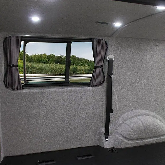 Floordirekt Nadelfilz Meterware Superflex - Heimwerkervlies - Grau - 200 x 100 cm - Breite: 200 cm, Filz, Grau - Grau ausgekleideter Transporter-Innenraum mit zurückgebundenen Fenstervorhängen und schwarzem Sicherheitsgurt, Blick auf eine Straße.