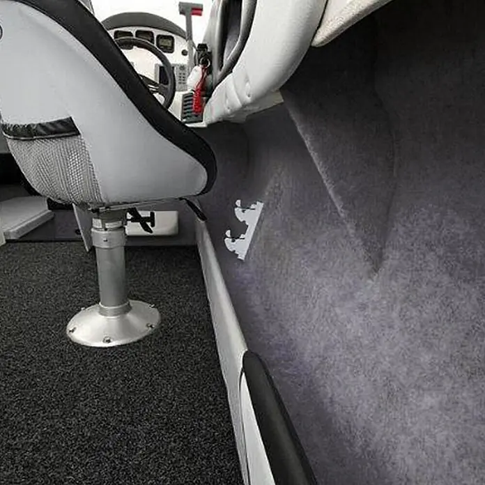 Floordirekt Nadelfilz Meterware Superflex - Heimwerkervlies - Anthrazit - 200 x 100 cm - Breite: 200 cm, Filz, Anthrazit - Weiße Bootsrutenhalter an der Teppichwand eines Bootes montiert.