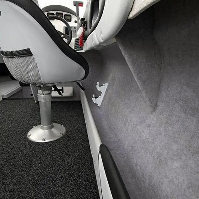 Floordirekt Nadelfilz Meterware Superflex - Heimwerkervlies - Grau - 200 x 100 cm - Breite: 200 cm, Filz, Grau - Weiße, wandmontierte Angelrutenhalter in einem Boot.