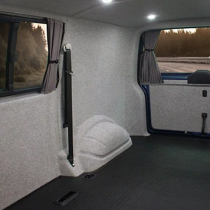 Floordirekt Nadelfilz Meterware Superflex - Heimwerkervlies - Grau - 200 x 100 cm - Breite: 200 cm, Filz, Grau - Innenraum eines umgebauten Vans mit grauem Teppichboden, schwarzem Gummiboden und Vorhängen.