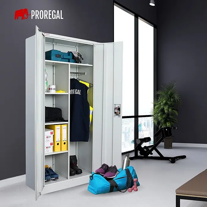 Proregal Metall-Mehrzweckschrank ELEPHANT komplett montiert - 40 x 80 x 180 cm, Lichtgrau - Offener grauer Metallschrank in einem modernen Raum, der verschiedene Gegenstände wie Werkzeuge, Kleidung und Schuhe enthält.