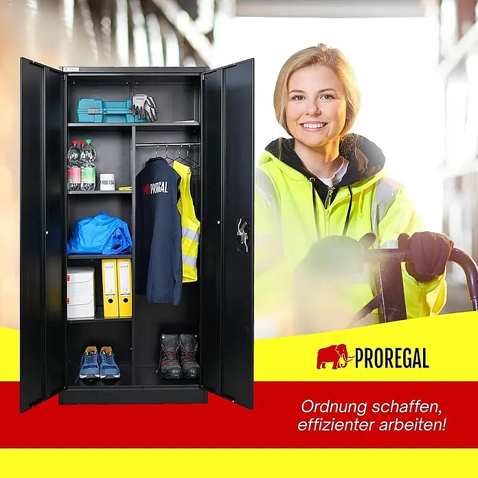 Proregal Metall-Mehrzweckschrank ELEPHANT mit 2 Türen, abschließbar - Schwarz - Offener schwarzer Metallspind mit organisierten Fächern, Kleiderstange und Arbeitskleidung, mit lächelnder Mitarbeiterin.