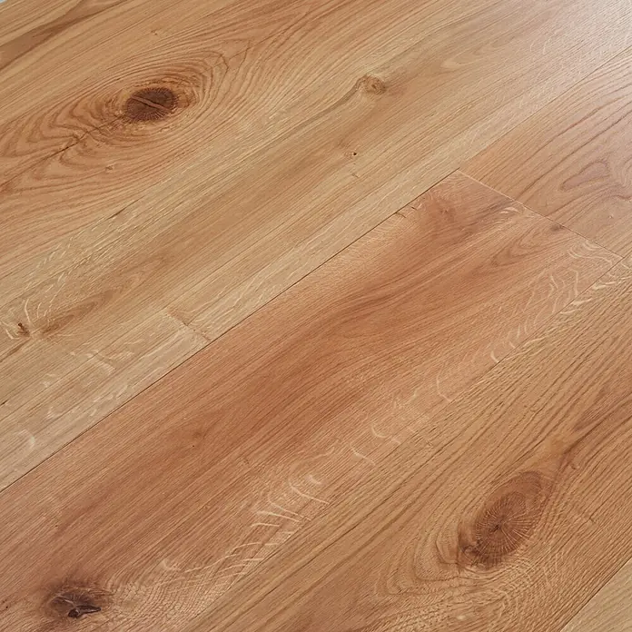 Fertigparkett - Eiche Matt lackiert, 1.900 x 190 x 14 mm, Landhausdiele - Heller brauner Holzfußboden mit ausgeprägter natürlicher Maserung und Ästen, diagonal verlegt.