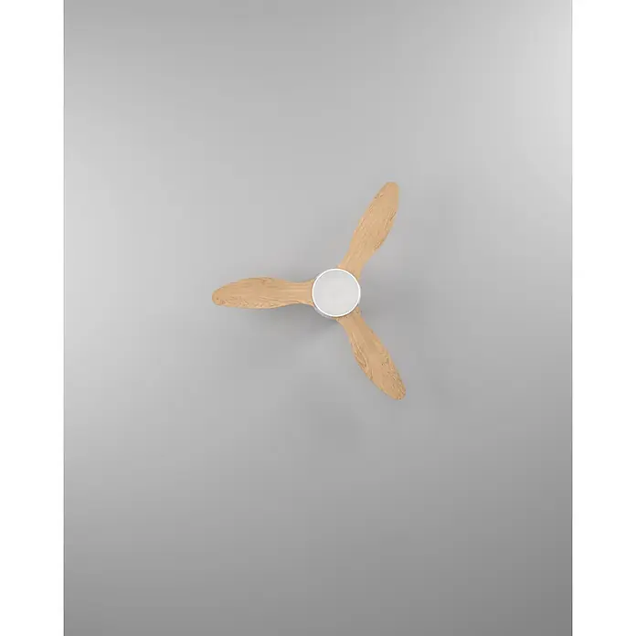 Eglo Deckenventilator Baracarès - Weiß, Eiche, 91 cm - Deckenventilator mit drei hellen Holzflügeln und einer weißen zentralen Leuchte.