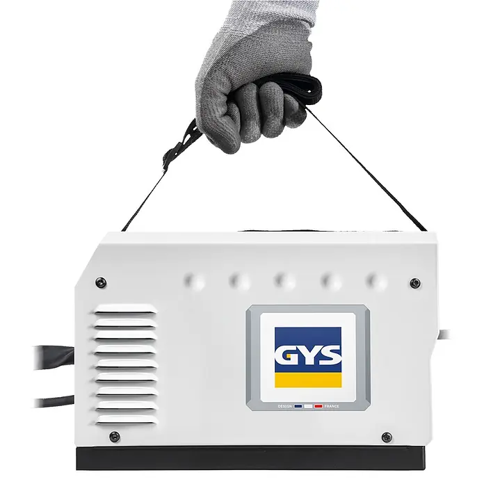 Gys Fülldrahtschweißgerät EASYMIG 85 - Schweißstrom: 40 A - 85 A, 230 V - Weißer GYS Schweißinverter, von einer grau behandschuhten Hand an einem schwarzen Gurt getragen.