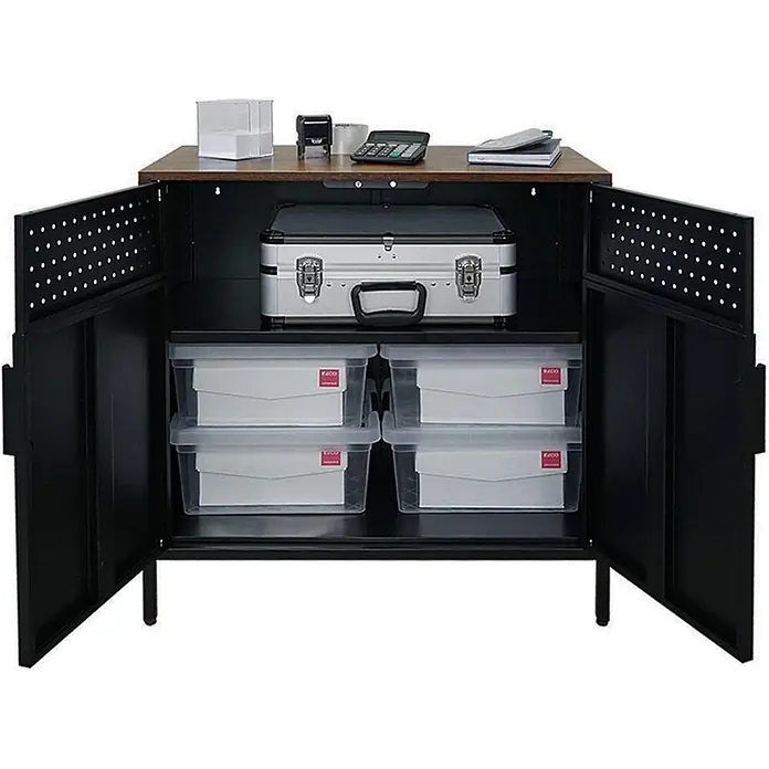 Proregal Metall-Mehrzweckschrank Mega Deal 1x LION + 1x Wandschrank ELEPHANT abschließbar - Vintagebraun/Schwarz - Schwarzer Metallschrank mit Holzplatte, offenen Türen, enthält einen silbernen Aktenkoffer und transparente Boxen.