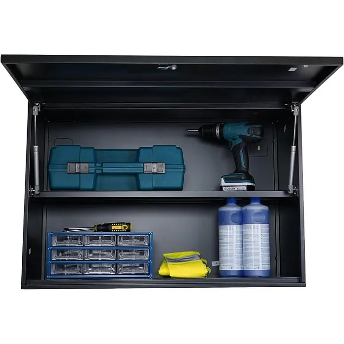 Proregal Metall-Mehrzweckschrank Mega Deal 1x LION + 1x Wandschrank ELEPHANT abschließbar - Vintagebraun/Schwarz - Dunkelgrauer Metall-Wandschrank mit offener Tür, zeigt zwei Regalböden mit Werkzeugen, Bohrmaschine und Aufbewahrungsbehältern.