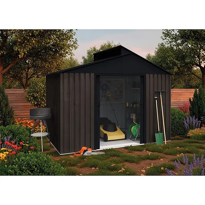 Hoggar Gerätehaus Gredos THW - Außenmaß inkl. Dachüberstand (B x T): 302 x 213 cm, Stahl, Anthrazit - Dunkler Geräteschuppen mit schwarzem Dach in einem üppigen Garten, der Rasenmäher und Werkzeuge aufbewahrt. Ein Grill und Blumen sind in der Nähe.