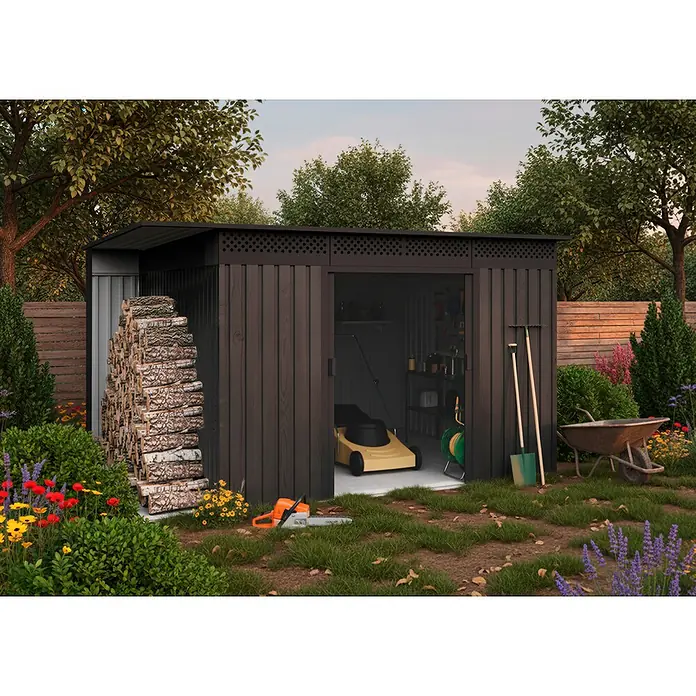 Hoggar Gerätehaus Yellowstone THW - Außenmaß inkl. Dachüberstand (B x T): 353 x 289 cm, Stahl, Anthrazit - Dunkelgrauer Holz-Gartenschuppen mit Holzstapel. Offene Tür zeigt Rasenmäher & Werkzeuge, umgeben von einem üppigen Garten.