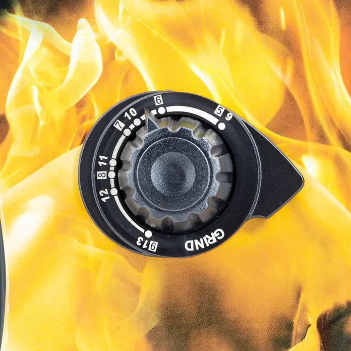 Gys Casco de soldadura Fireman - Universal, Nivel de protección: 9 ud. - 13 ud. - Dial selector de molido negro con números 5-13 y texto 'GRIND', sobre fondo amarillo con llamas.